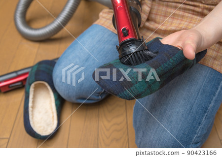 [Middle housewife who sucks slipper dust with a cyclone cleaner] 90423166