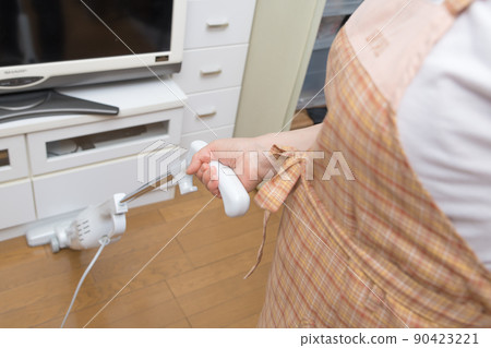 [Middle housewife cleaning flooring with a handy cleaner] 90423221