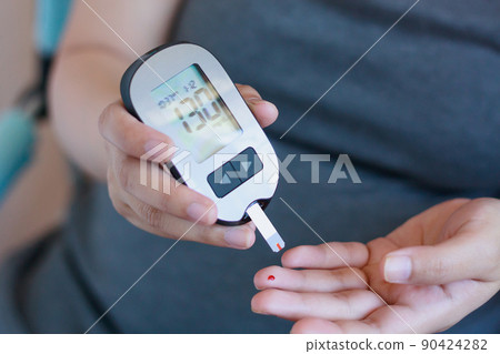 Test Blood Glucose For Diabetes 90424282