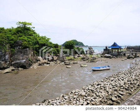 Ryu Shrine at low tide (Yatsushiro City, Kumamoto Prefecture) 90424984
