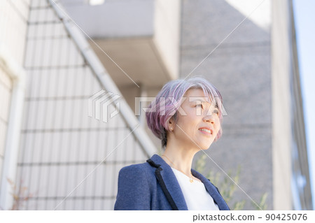 中年婦女站著一個商務包 90425076