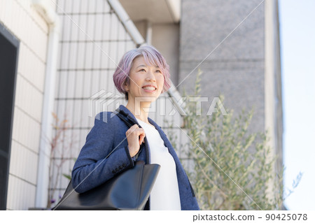 中年婦女站著一個商務包 中年婦女站著一個商務包 90425078
