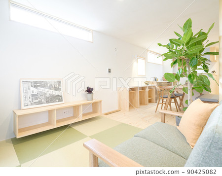 有天然木材和石膏牆的新房子 90425082