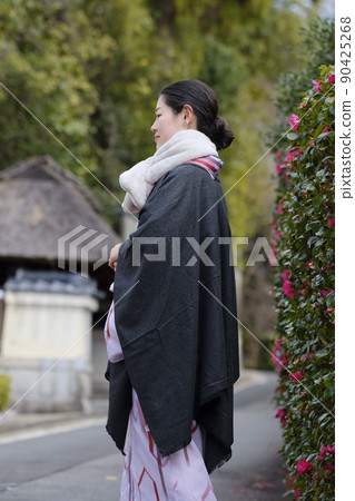 Roadside cold camellia and kimono woman 90425268