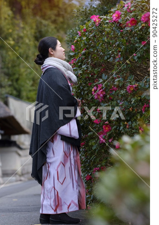 路邊冷茶花和和服女人 90425272