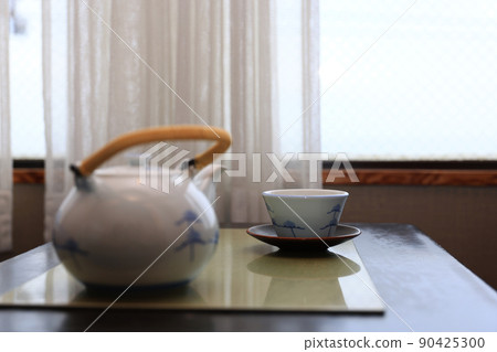 窗邊的茶壺和茶杯 90425300