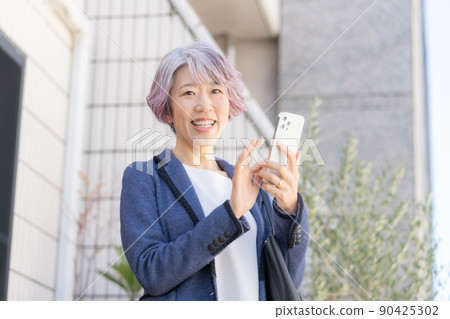 中年婦女站著智能手機 90425302