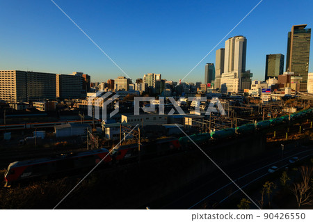 Nagoya cityscape and freight train 90426550