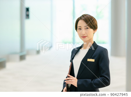 Female concierge greeted in the lobby Photo cooperation: LINK FOREST Female concierge greeted in the lobby Photo cooperation: LINK FOREST 90427945