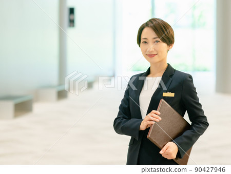 Female concierge greeted in the lobby Photo cooperation: LINK FOREST 90427946