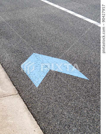 路面上顯示的藍色箭頭羽毛標記“自行車導航線”。 （東京都市區） 90427957