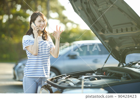 年輕女子因汽車故障打電話 年輕女子因汽車故障打電話 90428423