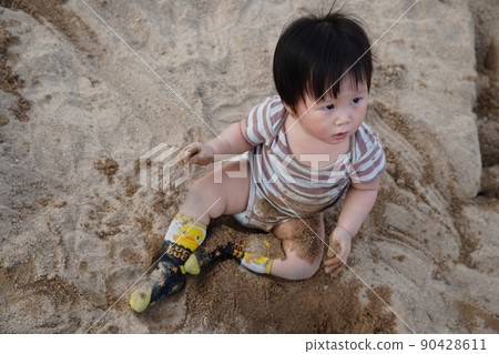 Playing with sand 90428611
