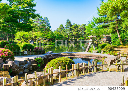 春天金澤兼六園琴寺石燈籠 春天金澤兼六園琴寺石燈籠 90428909