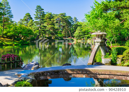 春天金澤兼六園琴寺石燈籠 春天金澤兼六園琴寺石燈籠 90428910