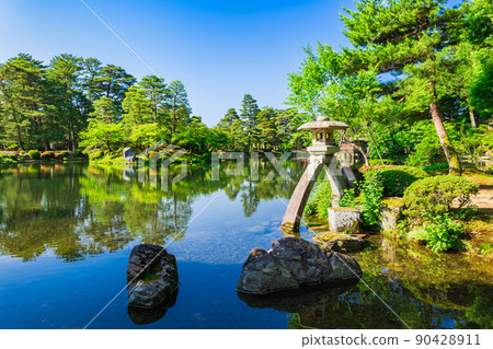 Spring Kanazawa Kenrokuen Kotoji Stone Lantern Spring Kanazawa Kenrokuen Kotoji Stone Lantern 90428911