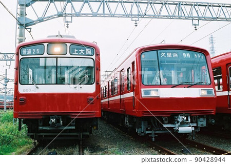 Keihin Electric Express Railway 800 and 2000 lined up at the depot 90428944