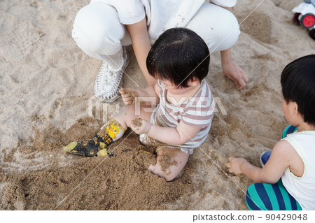 Playing with sand 90429048
