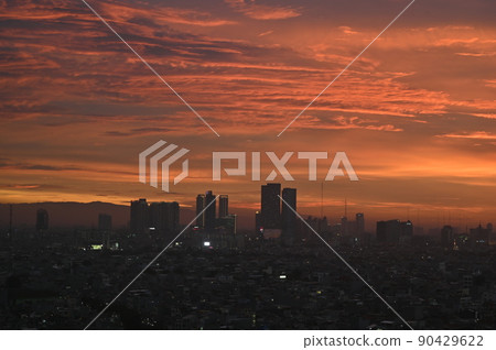 [印度尼西亞賈卡爾之夜] 城市景觀的日落和剪影 90429622