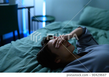 哭泣 哭 床 90429687