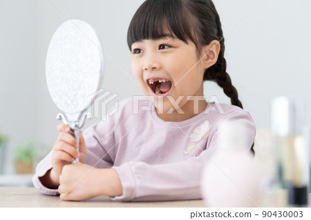 看著鏡子裡缺牙的小學生 看著鏡子裡缺牙的小學生 90430003