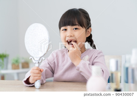 看著鏡子裡缺牙的小學生 看著鏡子裡缺牙的小學生 90430007
