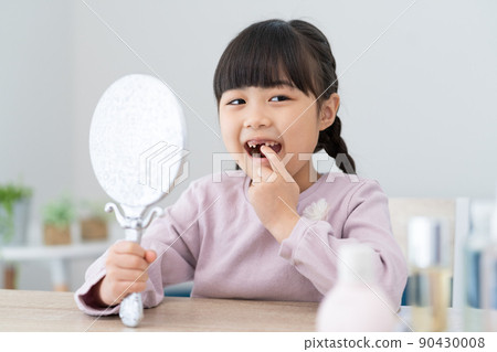 看著鏡子裡缺牙的小學生 看著鏡子裡缺牙的小學生 90430008