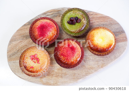 色彩繽紛的芝士撻 色彩繽紛的芝士撻 90430618