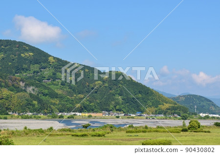 Scenery of the Abe River on a sunny morning Shizuoka 90430802