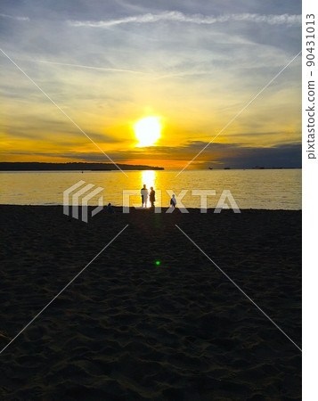 夕陽下閃耀的家庭團結 夕陽下閃耀的家庭團結 90431013