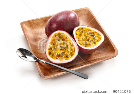 熱帶水果百香果切成兩半 90431076