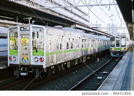 在笹塚站分開的都營新宿線 10-000 型 90431489