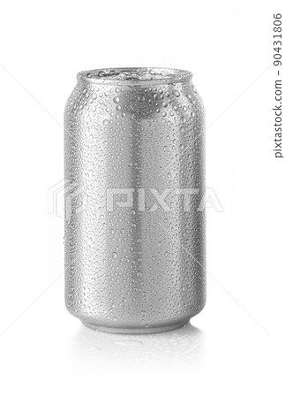 Empty beer cans with condensation drops. 90431806