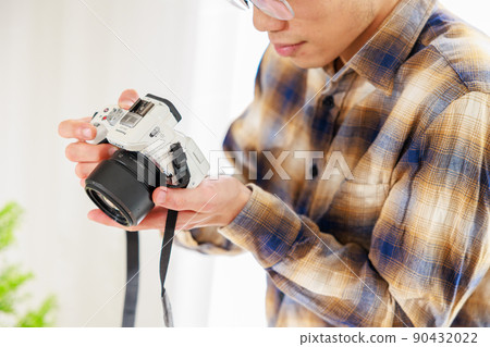 Faceless man taking a picture Faceless man taking a picture 90432022