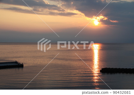 Sea of sunset 90432081