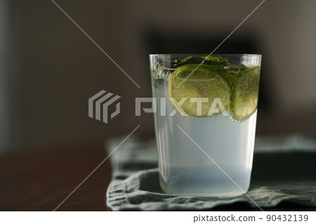 Lime lemonade in tumbler glass 90432139