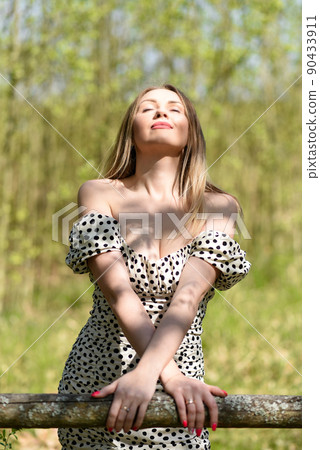 A girl head to the sky in the garden 90433911