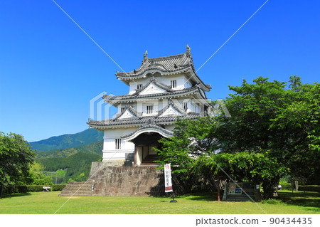 [Ehime Prefecture] Uwajima Castle Castle Tower under sunny weather 90434435