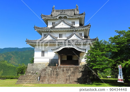 [Ehime Prefecture] Uwajima Castle castle tower in fine weather 90434448