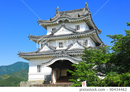 [Ehime Prefecture] Uwajima Castle Castle Tower under sunny weather 90434462