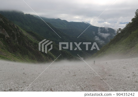 [Nagano / Toyama / August] The fog in the central part of Japan's three major snow valleys, "Hakuba Taisetsu Valley" 90435242