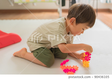 孩子們在房間裡玩耍 90436105