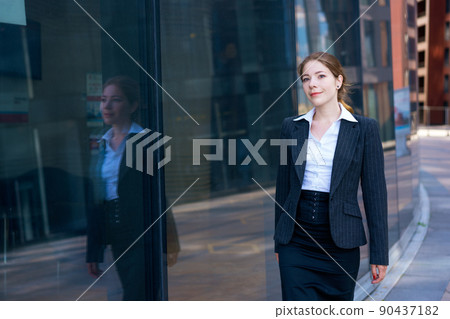 Young business woman of the office center on the street 90437182