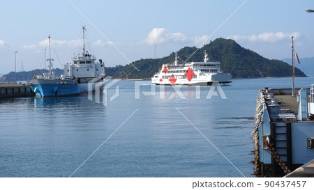 進入宇野港的渡輪 90437457