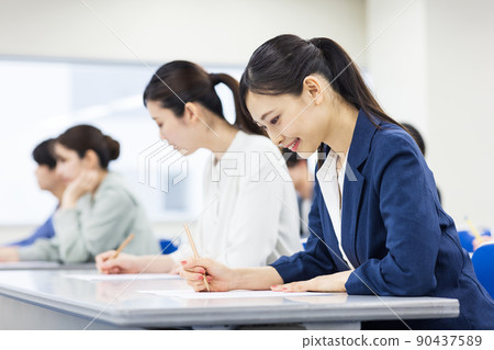 參加資格考試的婦女 90437589