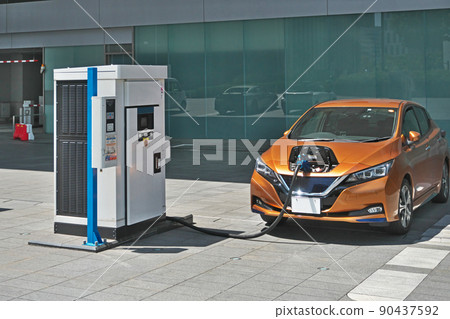 電動汽車充電 電動汽車充電 90437592