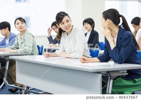 Young people taking lectures 90437667