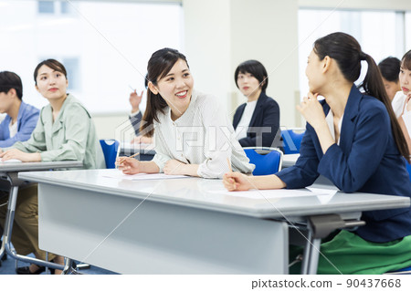 Young people taking lectures 90437668