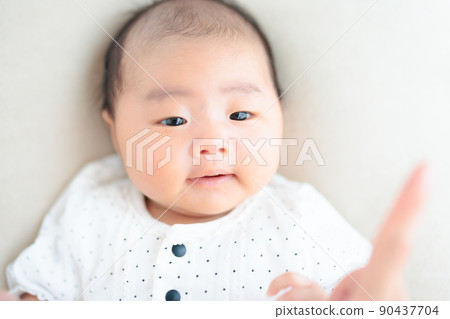 Baby chasing mom's finger with eyes, curiosity development Baby chasing mom's finger with eyes, curiosity development 90437704