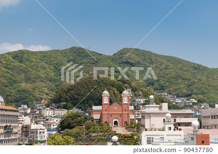 從和平公園看到的新鮮的綠色浦上大教堂 從和平公園看到的新鮮的綠色浦上大教堂 90437780